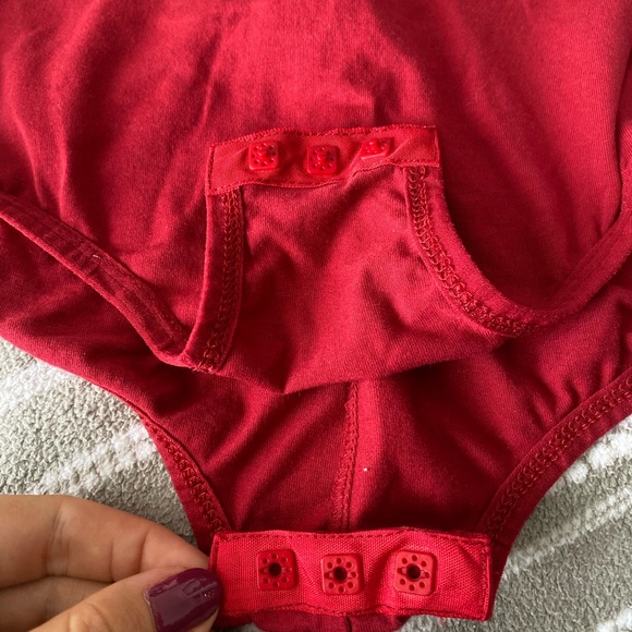 3/20$ FASHIONNOVA red open back bodysuit - Picture 2 of 3